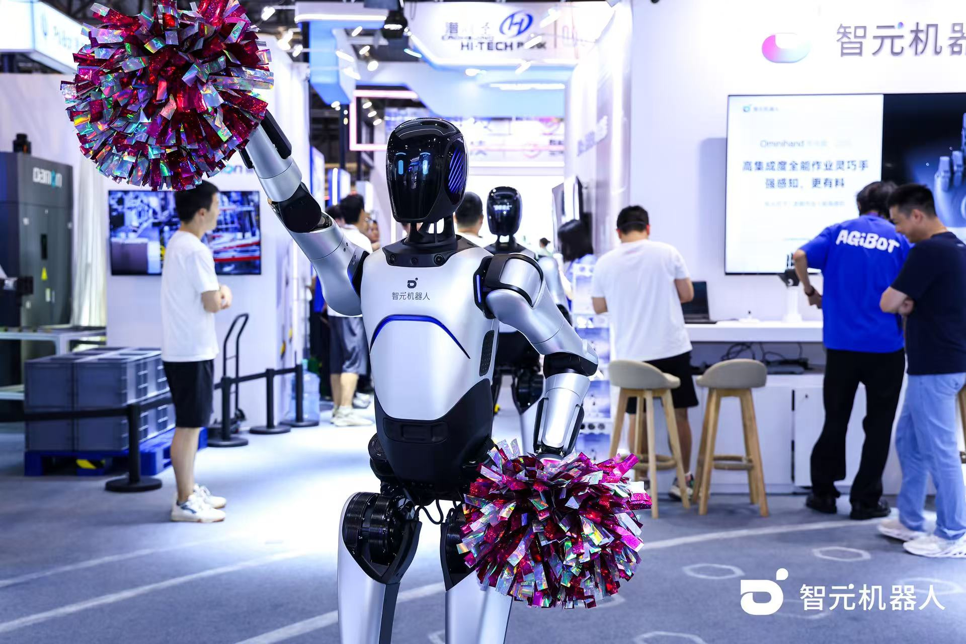 333体育ty机器人 WAIC 首日展台火爆，机器人家族集体打工忙不停